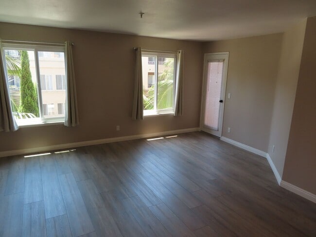 Building Photo - Two Bedroom, Two Bathroom Condo in UTC
