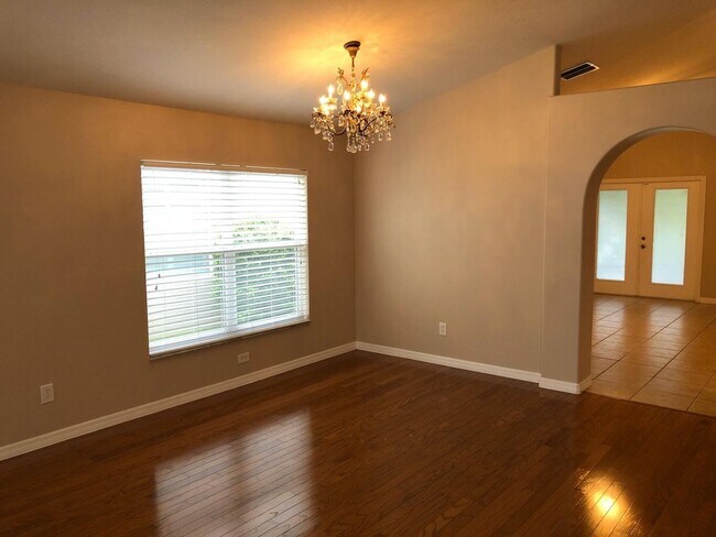 Building Photo - Upscale 3 bedroom 2 bathroom in Gated Comm...