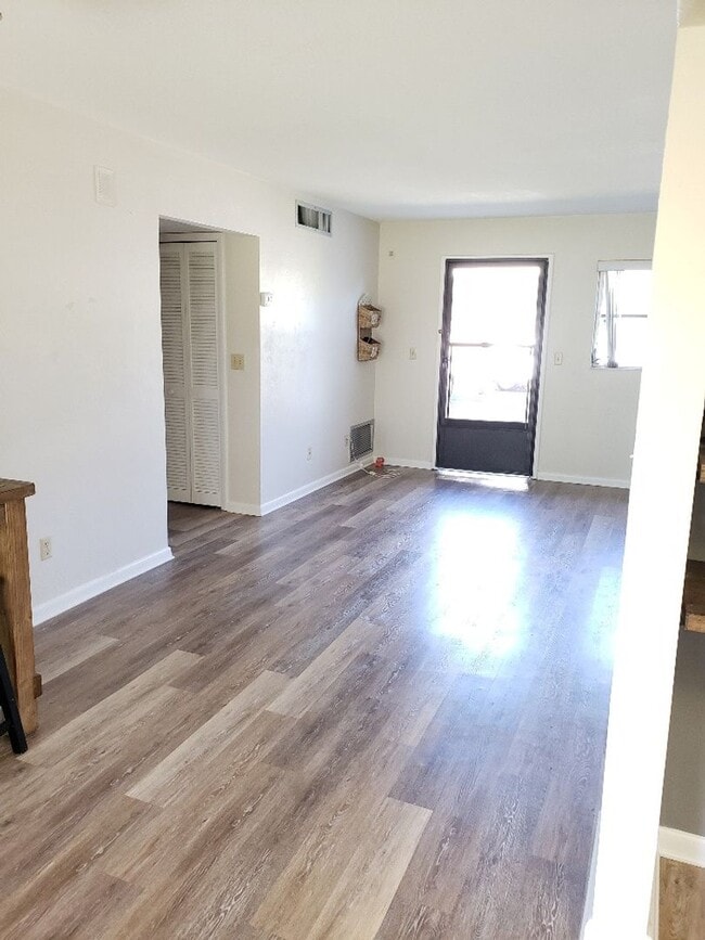 Building Photo - Large open 1 bedroom 1 bath - Annual Rental