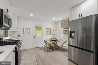 Building Photo - 402 Elm Ave
