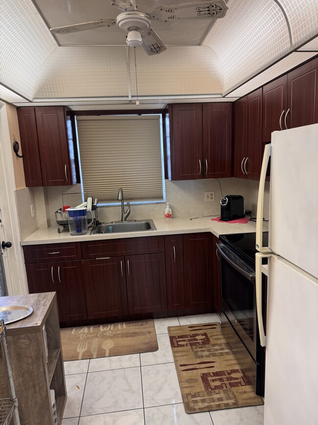 Kitchen - 1600 Tallwood Ave