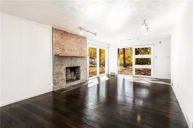 Foto del edificio - 412 Sawmill Run Rd