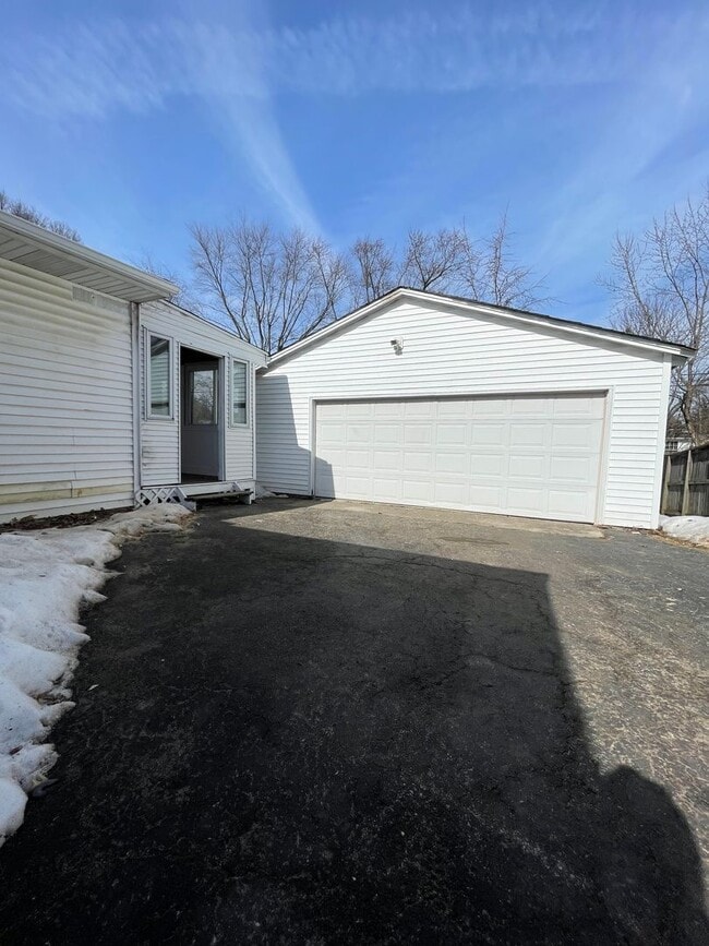 Foto del edificio - Charming Remodeled 3BR Home with Modern Finishes and Spacious Fenced in Yard