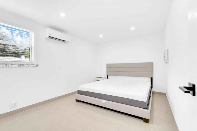 Building Photo - 2419 Coolidge St