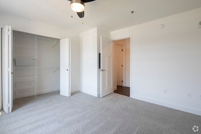 1 habitación, 1 baño - 1070 pies cuadrados - Dormitorio - Signature Pointe Apartment Homes