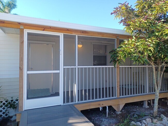 Foto del edificio - COMING EARLY JUNE: ISLAND LIVING IN BOKEELIA: 1 BD / 1.5 BR Front Screened Lanai