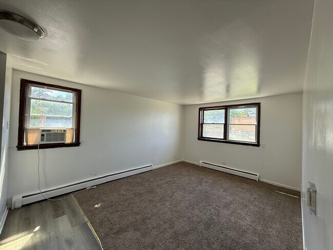 Building Photo - 1627 Woodbine Dr