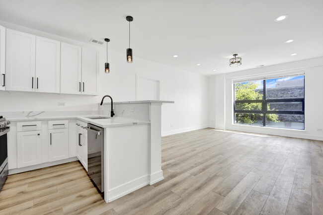 Building Photo - 4350 W Lawrence Ave