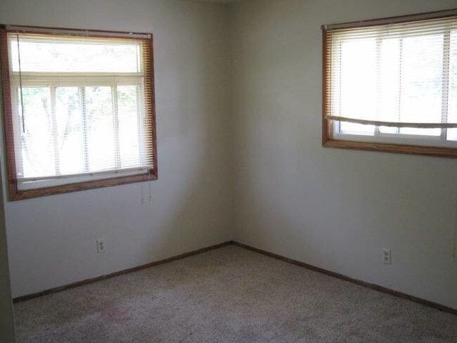 Building Photo - 6600 N 77th Street - 2  Bedroom Lower