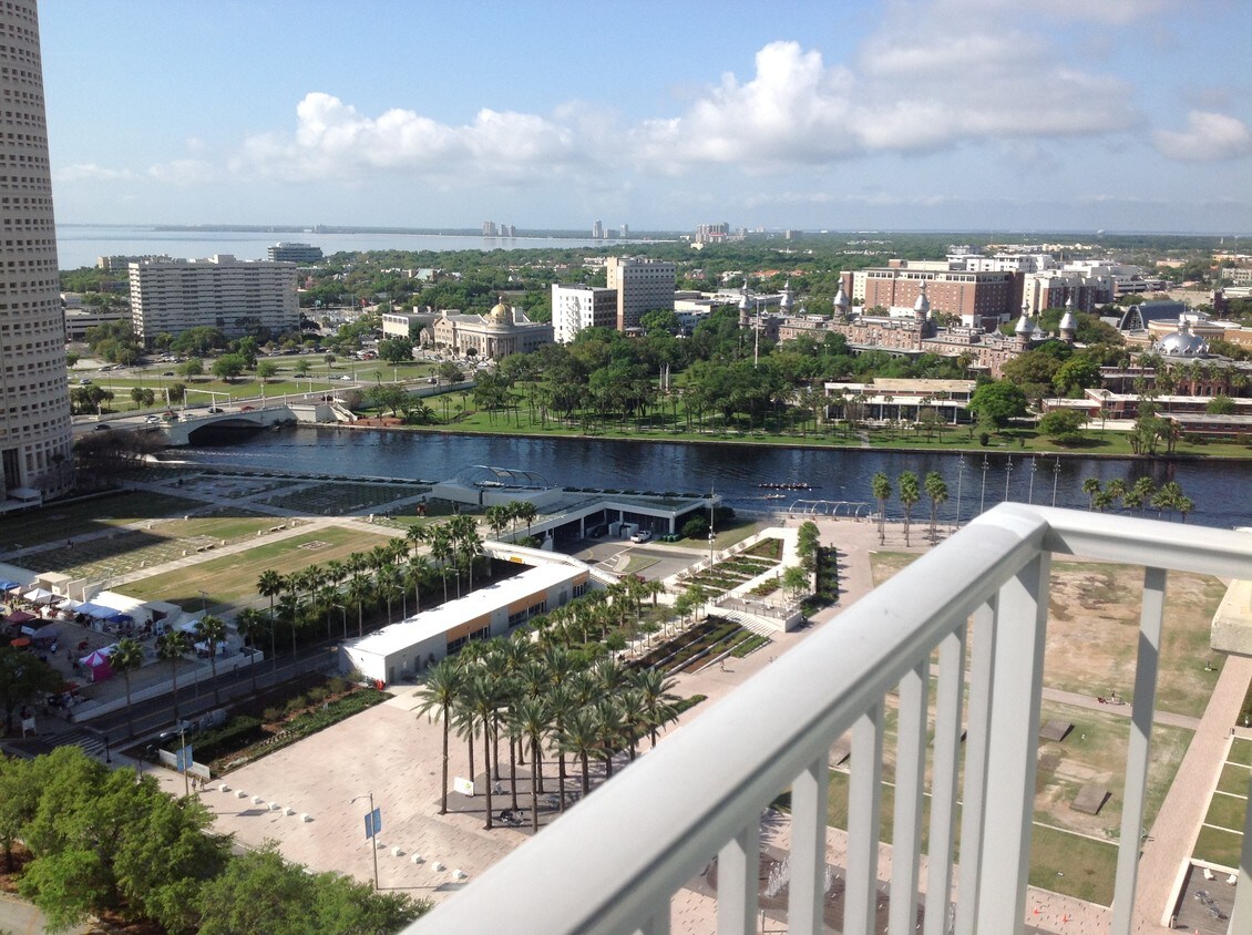 Vista desde el balcón - 777 N Ashley Dr