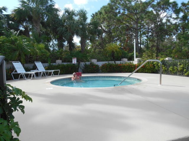 Foto del edificio - 2000 NW Courtyard Cir