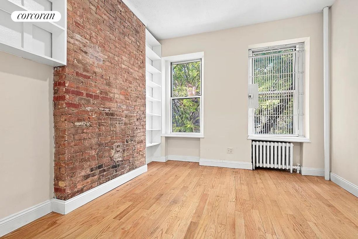 Foto principal - 219 E 10th St