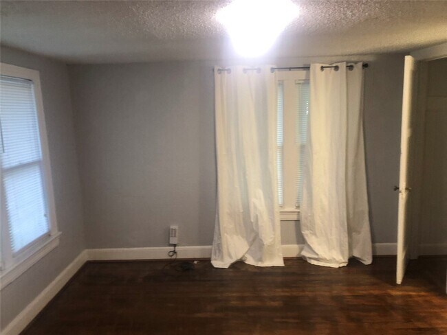 Foto del edificio - 905 Taulbee Ln