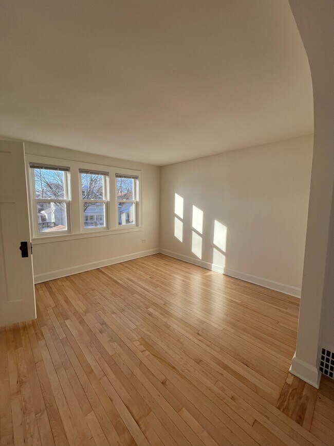 Sala de estar con la puerta del armario abierta - 2706 E Morgan Ave