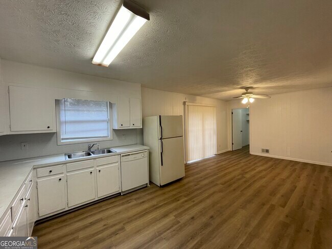 Foto del edificio - 6115 Mincey Rd