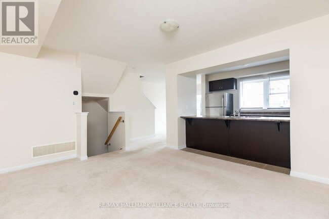 Building Photo - 142 Baycliffe Cres