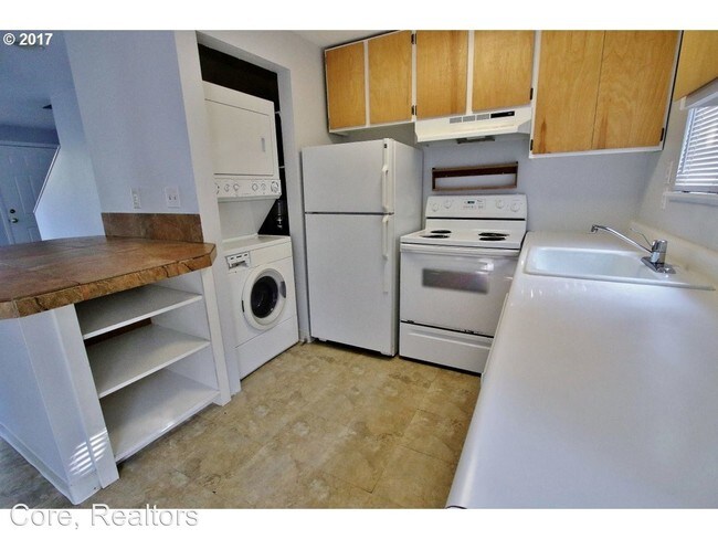 Building Photo - 4921 SW Beaverton Hillsdale Hwy