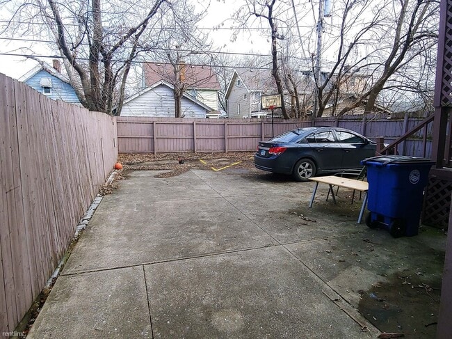 Building Photo - Studio, 1 bath Triplex - 3549 West 129th S...