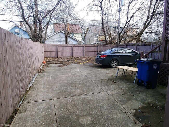 Foto del edificio - Studio, 1 bath Triplex - 3549 West 129th S...