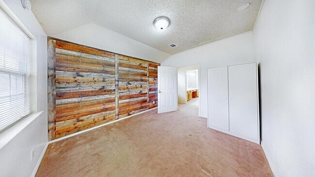 Building Photo - 4133 Emerson Dr