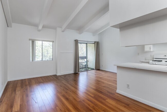 Foto del edificio - 2700 Cahuenga Blvd E