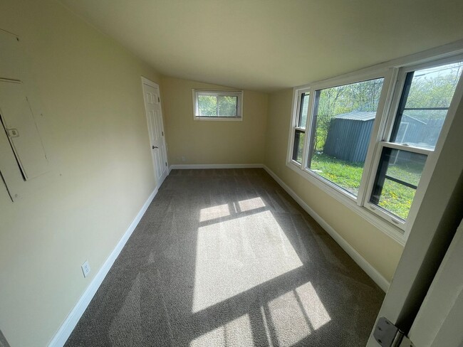 Building Photo - 3 Bedroom Single Family
