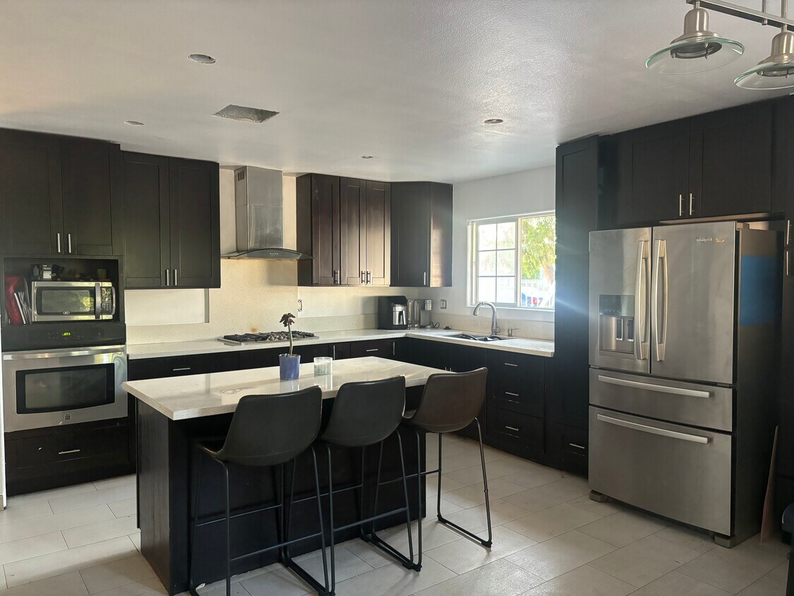 Foto principal - 9020 Roslyndale Ave