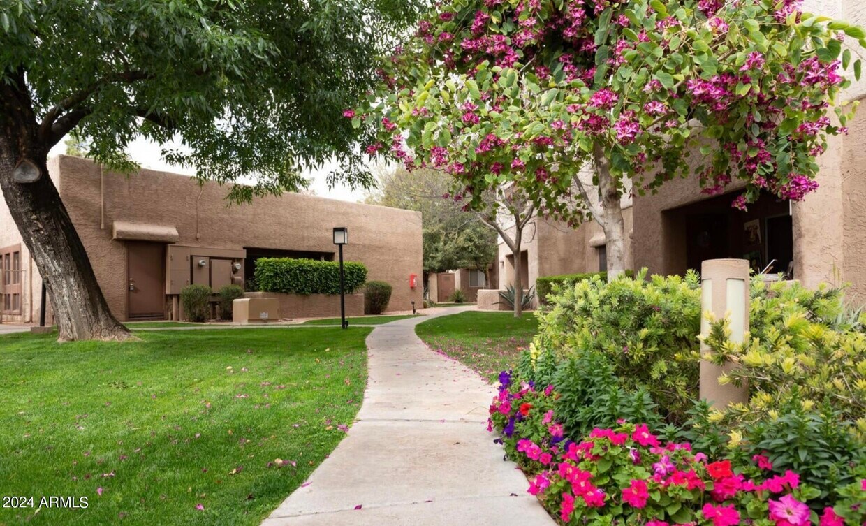 Foto principal - 4444 E Paradise Village Pkwy N