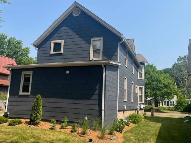 Building Photo - 910 W Downer Pl