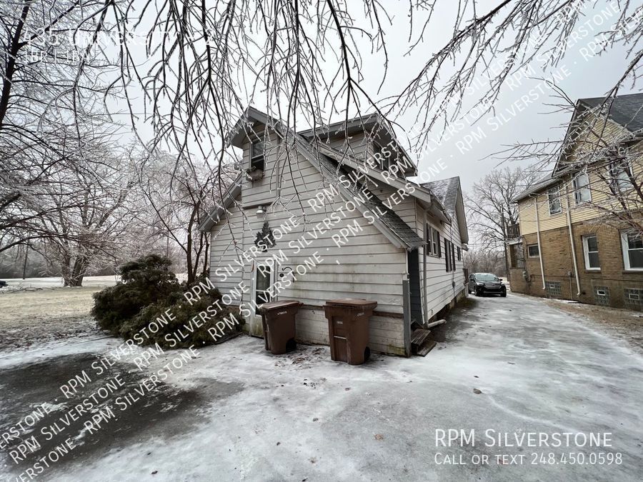 435 University Dr Unit 2, Pontiac, MI 48342 Room for Rent in Pontiac