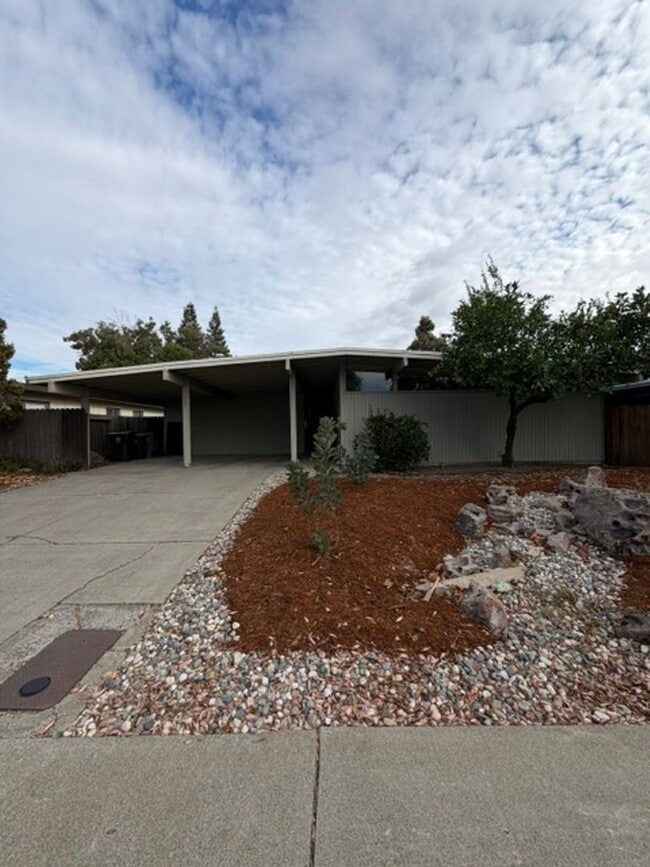 Building Photo - 557 Villanova Dr