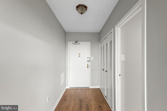 Foto del edificio - 3701 S George Mason Dr