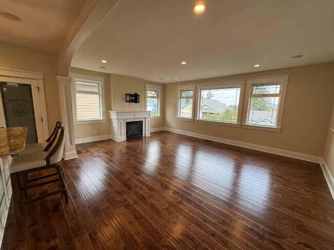 Foto del edificio - Milwaukie 4-Bedroom Home on Corner Lot, Spacious, A/C