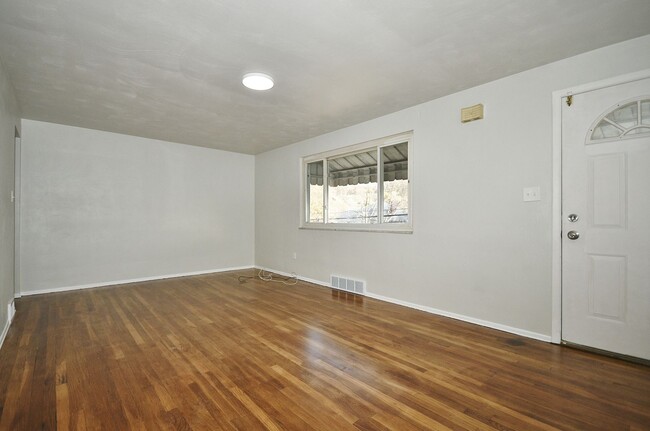 Foto del edificio - Charming 3-Bedroom Ranch in Wilkinsburg