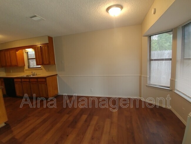 Foto del edificio - 6461 Whitehurst Dr