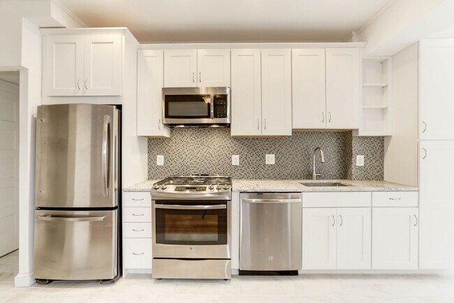 Foto del edificio - 2466 Tunlaw Rd NW