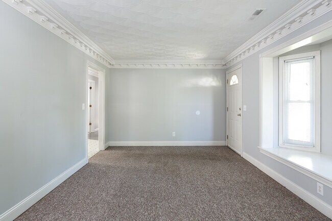 Foto del edificio - Spacious stone ranch on large corner lot, ...