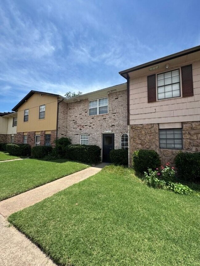 Foto del edificio - 2 bed 1 1/2 bath condo off NW 23rd! Putnam...