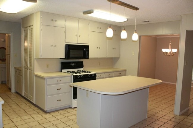 Building Photo - 2905 McElroy Dr