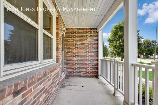 Building Photo - 208 Main St