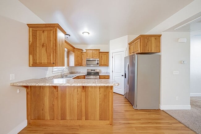 Building Photo - 3 bed 1.5 bath Townhome