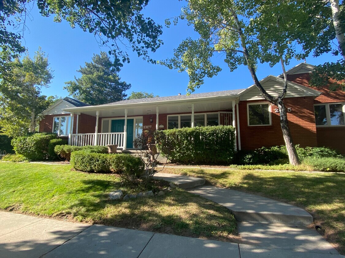Foto principal - 2115 E Browning Ave
