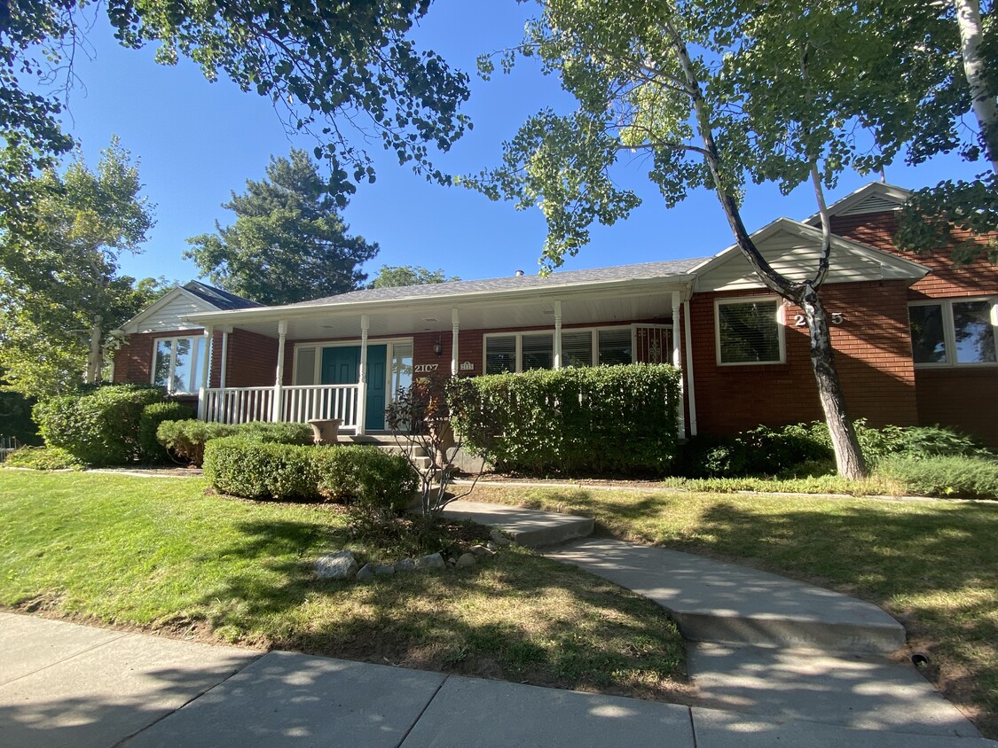 Primary Photo - 2115 E Browning Ave