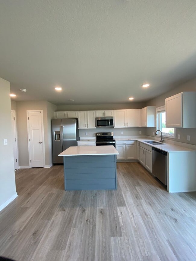 Building Photo - Newer Build Home in Beautiful Norwalk! HUG...