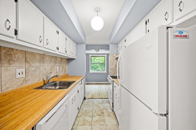 Building Photo - 1419 Valley Dr