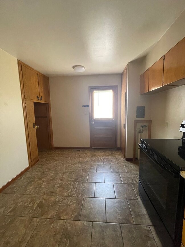 Building Photo - 3 Bedroom, 1 Bathroom Home