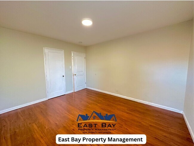 Foto del edificio - COMING SOON! $2090 / 2 BR - 1005 S.F. GREA...