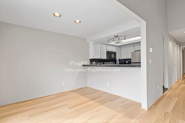 Building Photo - Chic Two-Bedroom Condo in Mountain Park with Expansive Balcony!