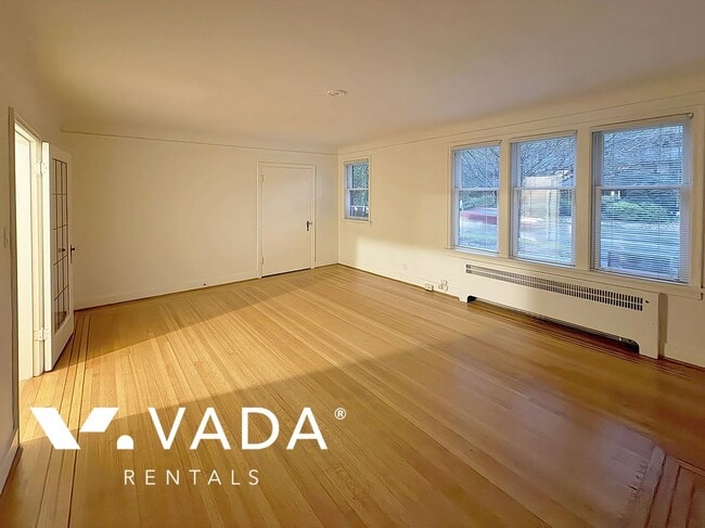 Photo du bâtiment - Devon Manor 2 Bedroom Apartment Rental 4-1255 West 12th Ave Vancouver: VADAPM.com