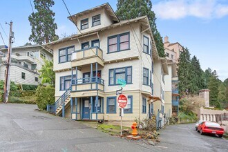 Building Photo - 807 SW Green Ave